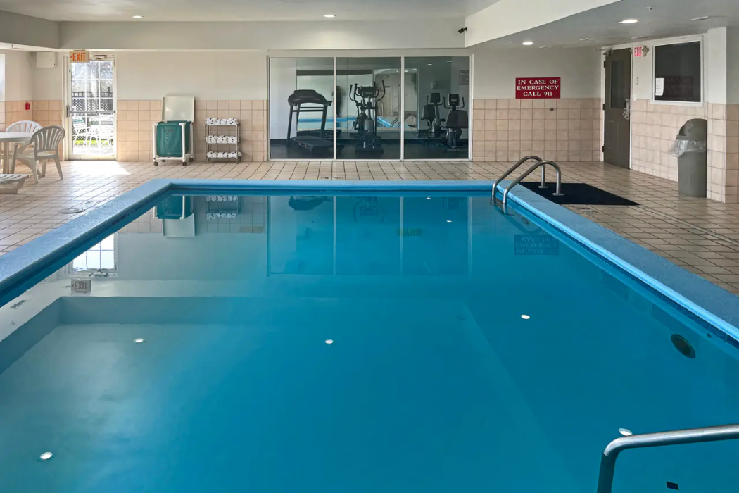 Quality Inn & Suites Cincinnati Sharonville 24/42
