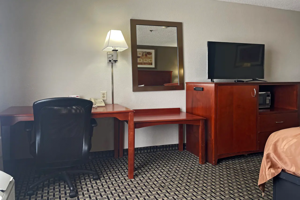 Quality Inn & Suites Cincinnati Sharonville 9/42