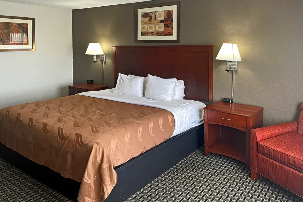 Quality Inn & Suites Cincinnati Sharonville 15/42