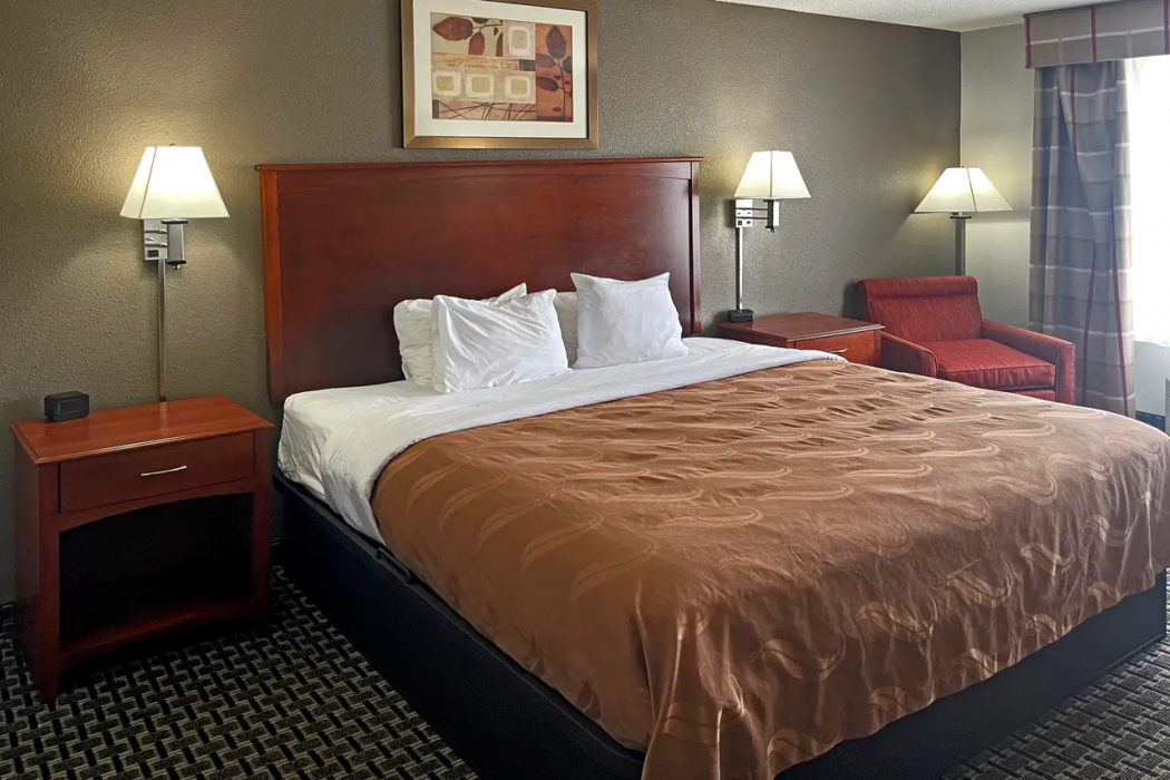 Quality Inn & Suites Cincinnati Sharonville 11/42