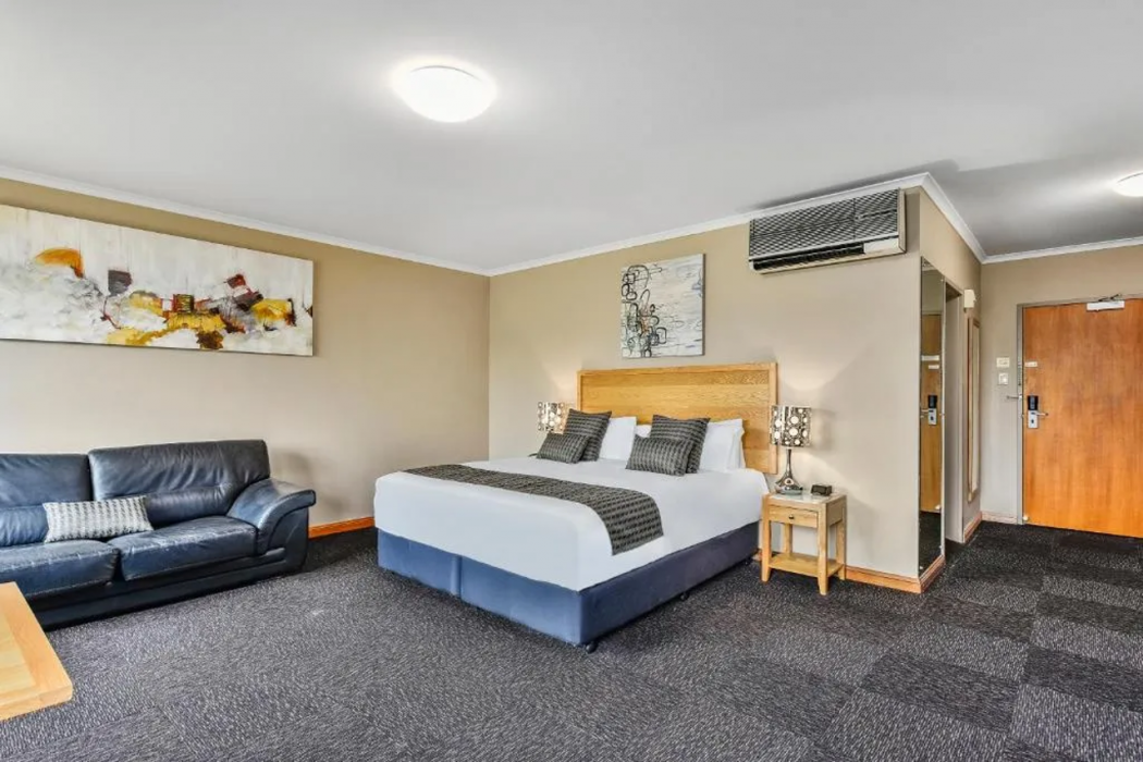 Southgate Motel 13/33