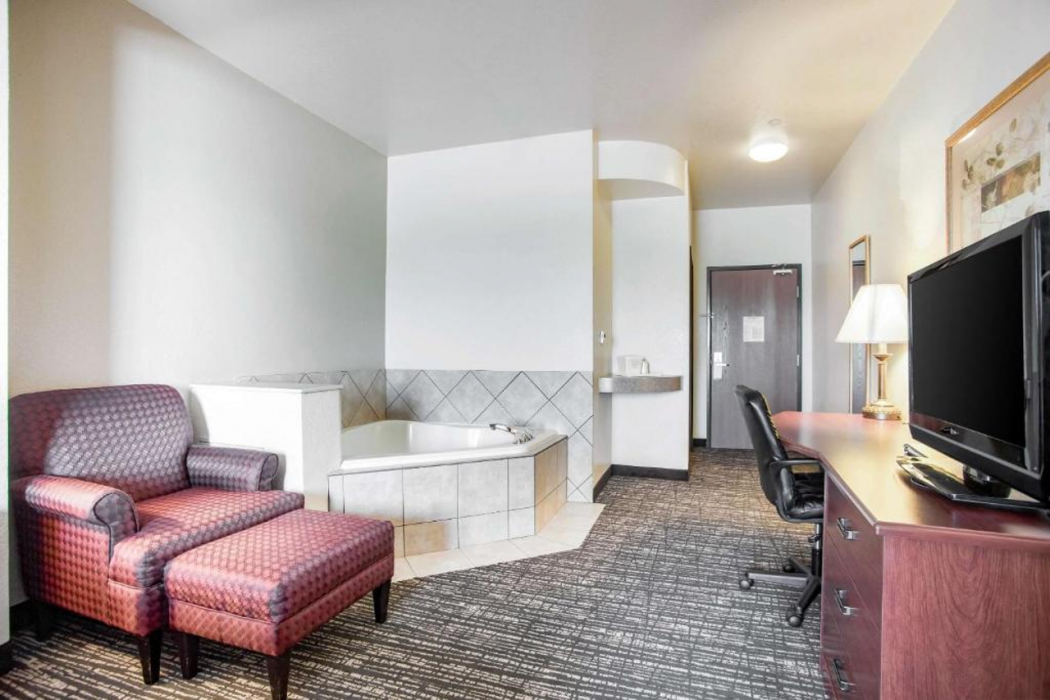 Quality Inn Parsons North 17/18