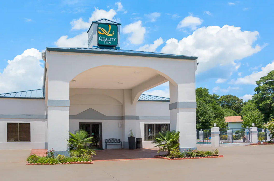 Quality Inn Carthage, TX 1/36