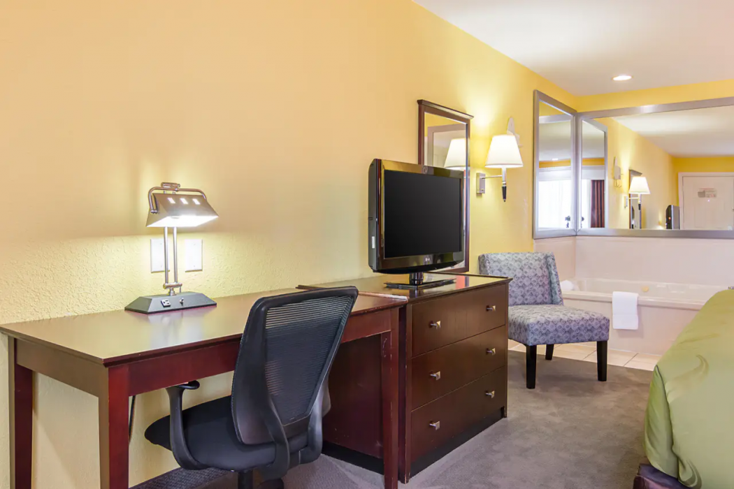 Quality Inn Carthage, TX 18/36