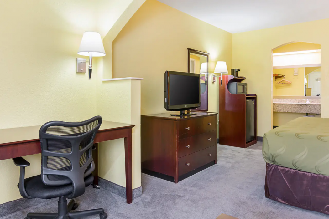 Quality Inn Carthage, TX 19/36