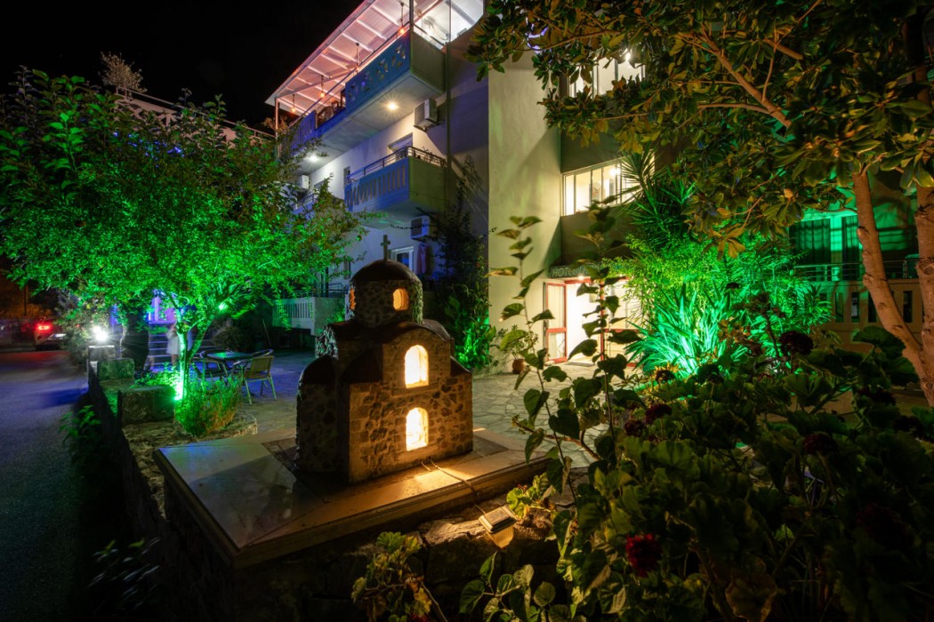 Labyrinth Hotel 5/50