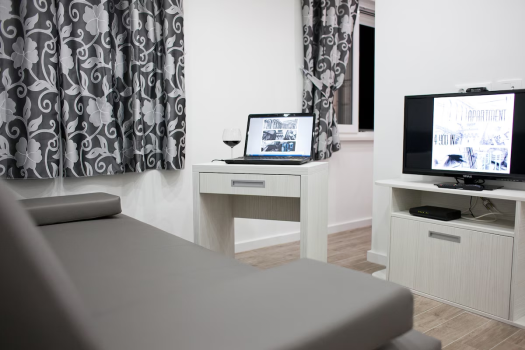 Apartments 4 You Split 25/74