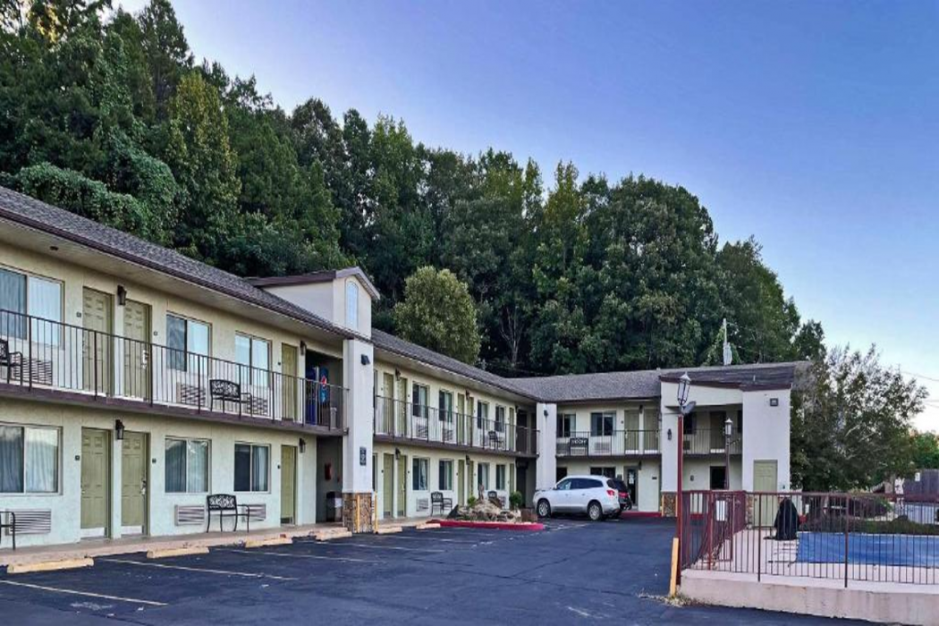 Quality Inn Clinton North, AR 1/16