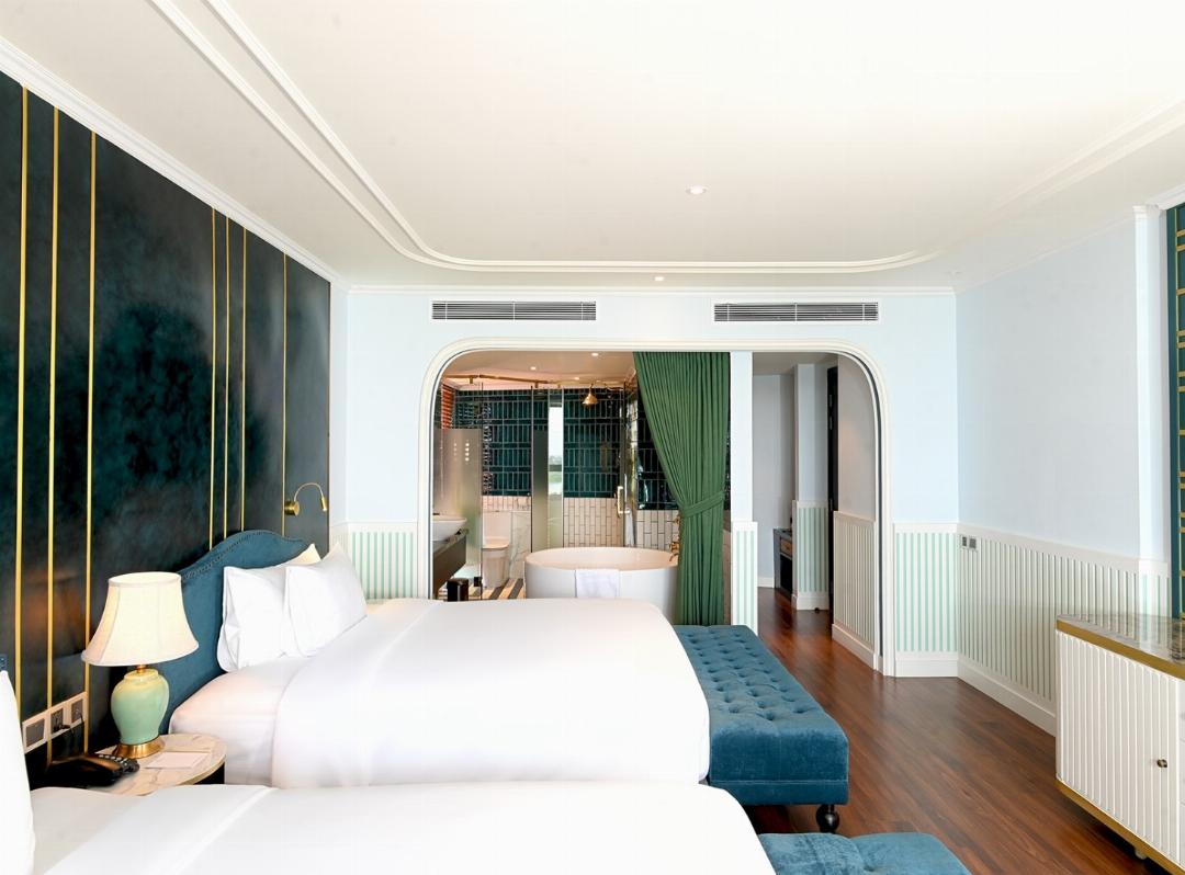 Premier Junior Suite Town View