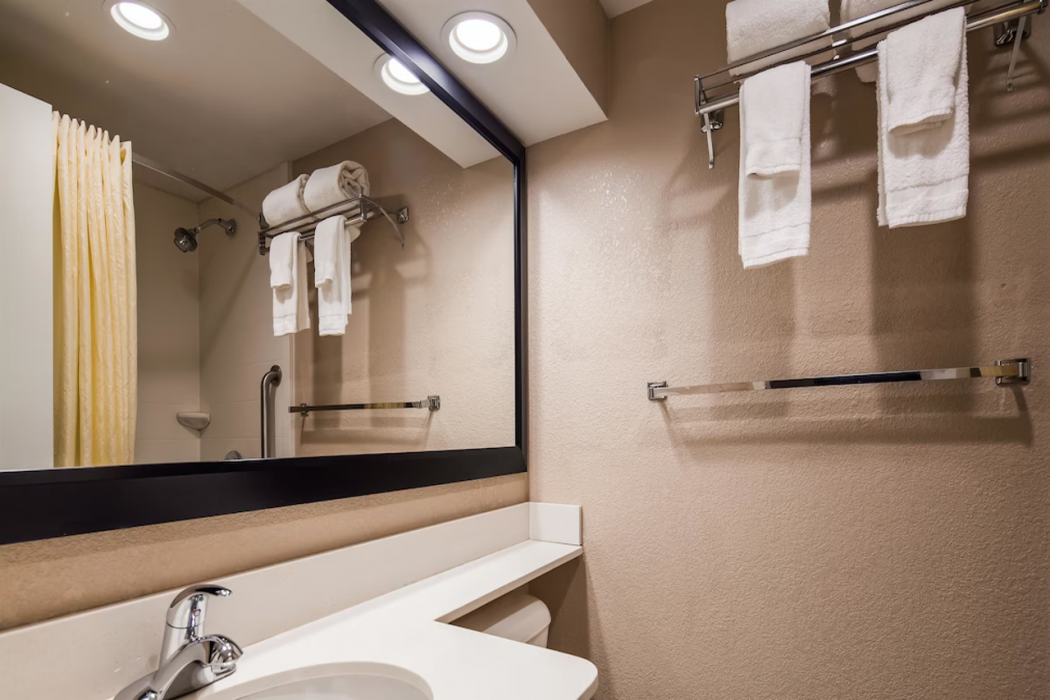 Best Western Gateway Adirondack Inn 24/32