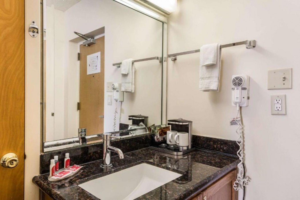 Econo Lodge Quakertown, PA 18/33