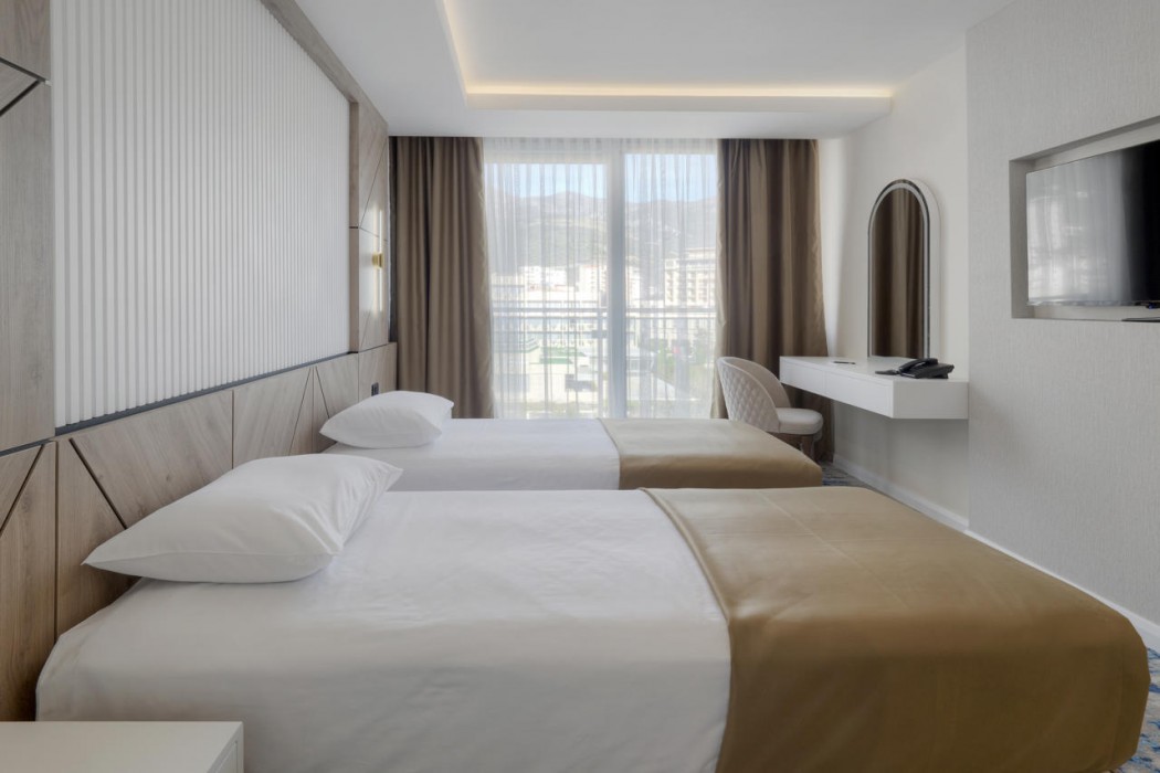 Tara Hotel 18/81