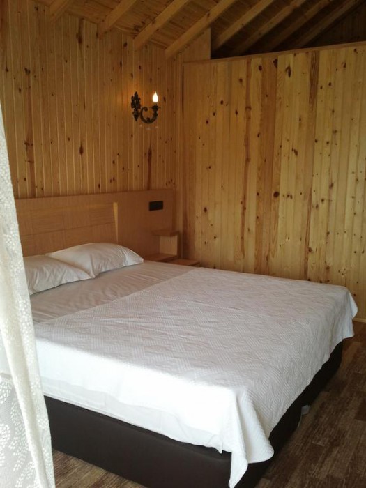 Sandal Hotel 9/45