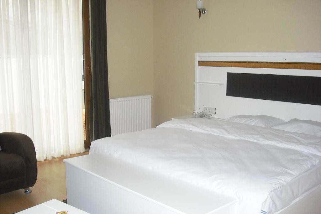 Sandal Hotel 7/45