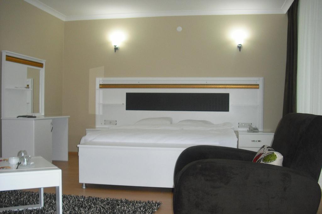 Sandal Hotel 8/45