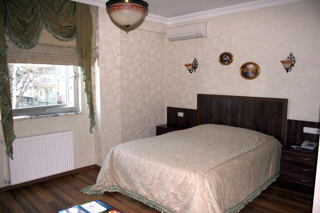Sandal Hotel 10/45
