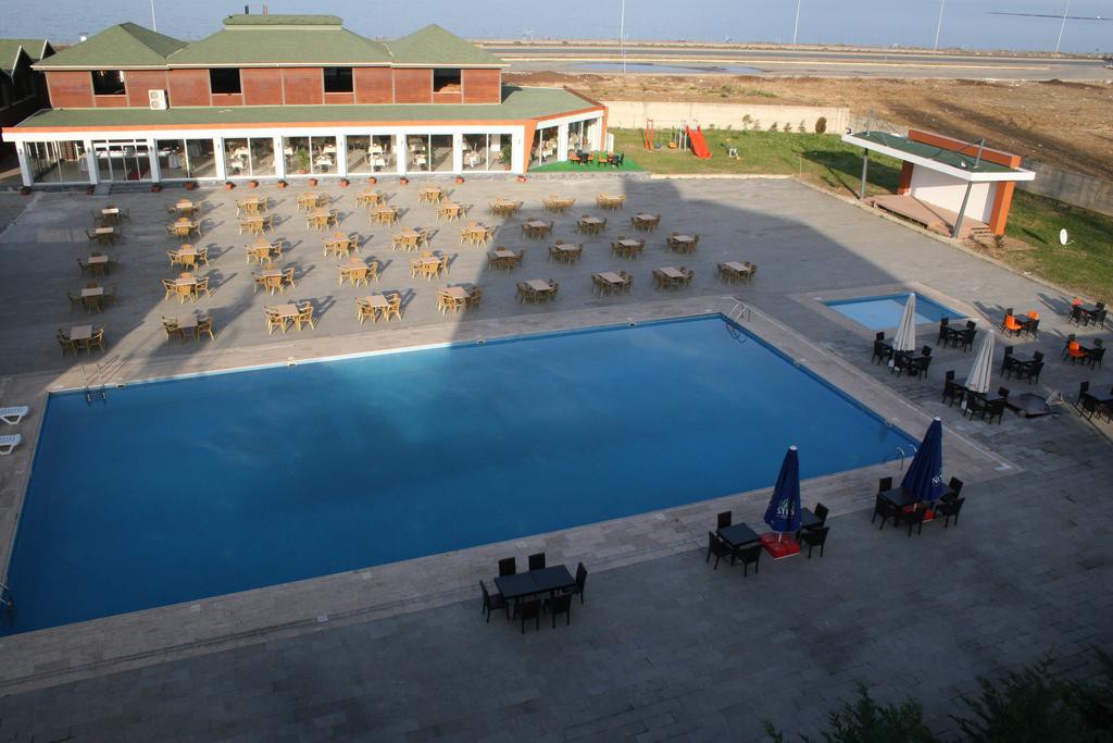 Sandal Hotel 20/45