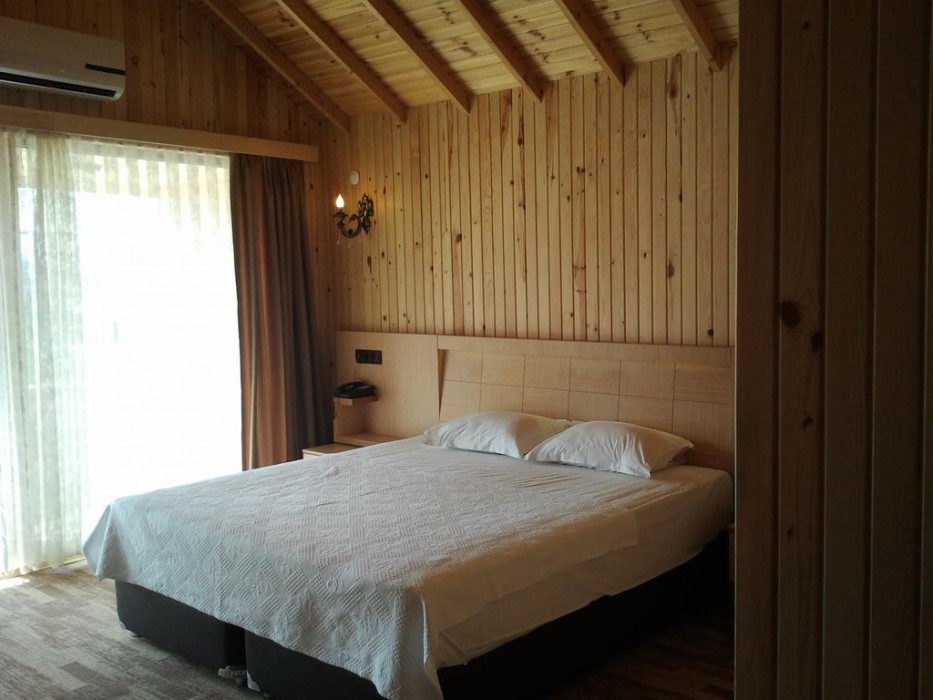 Sandal Hotel 11/45