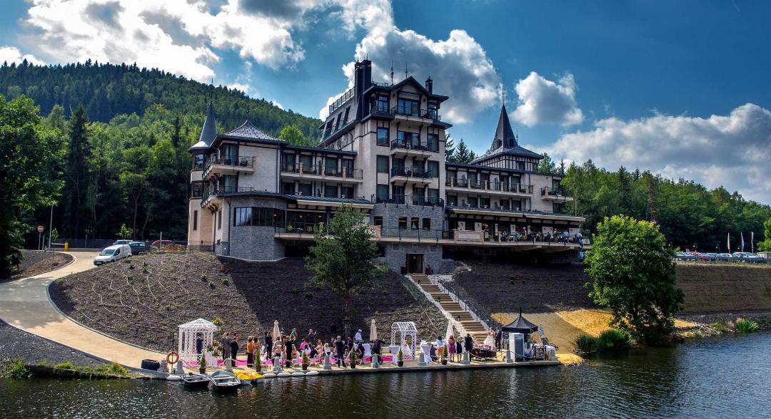 Retro Riverside Wellness Resort in Brezova (Karlovy Vary)