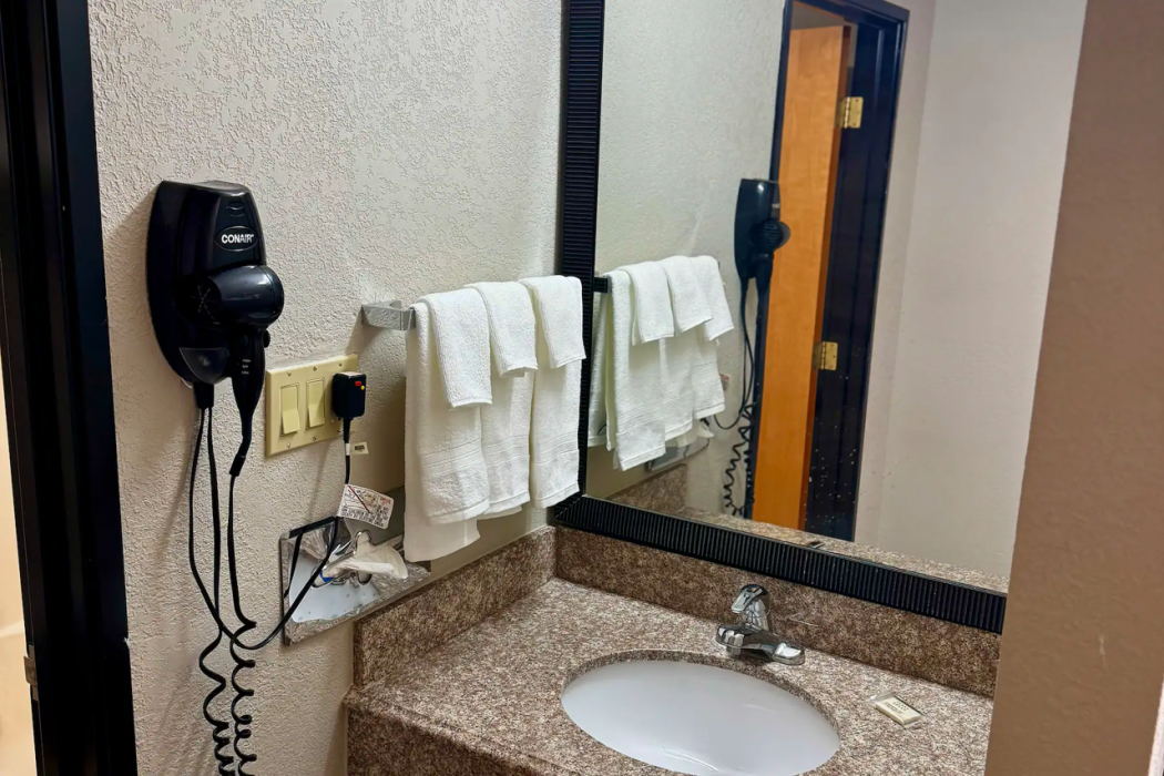 Days Inn by Wyndham Lincoln, IL 12/28