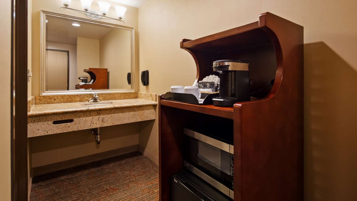 Best Western Plus Newport Mesa Inn 17/47