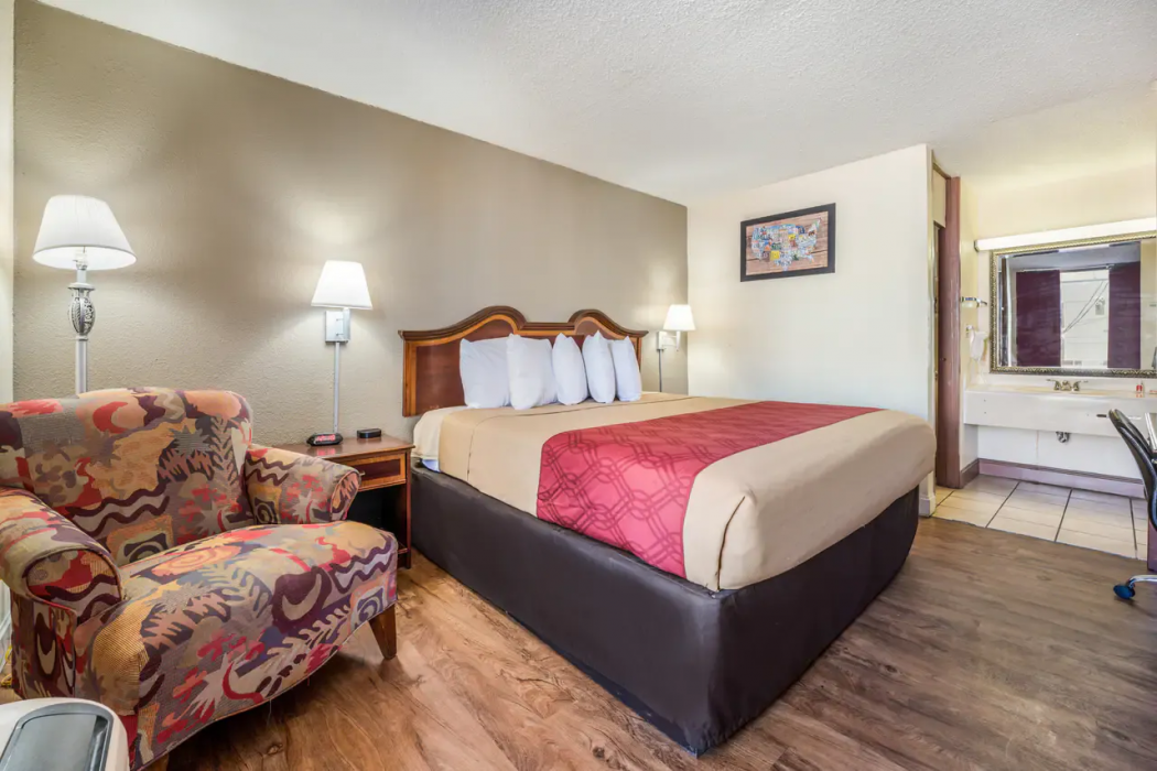 Econo Lodge Inn Suites Macon West 12/28