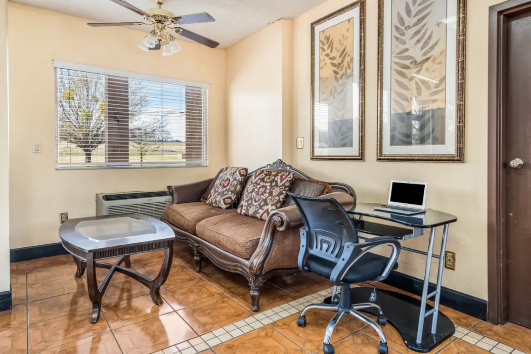 Econo Lodge Inn Suites Macon West 23/28