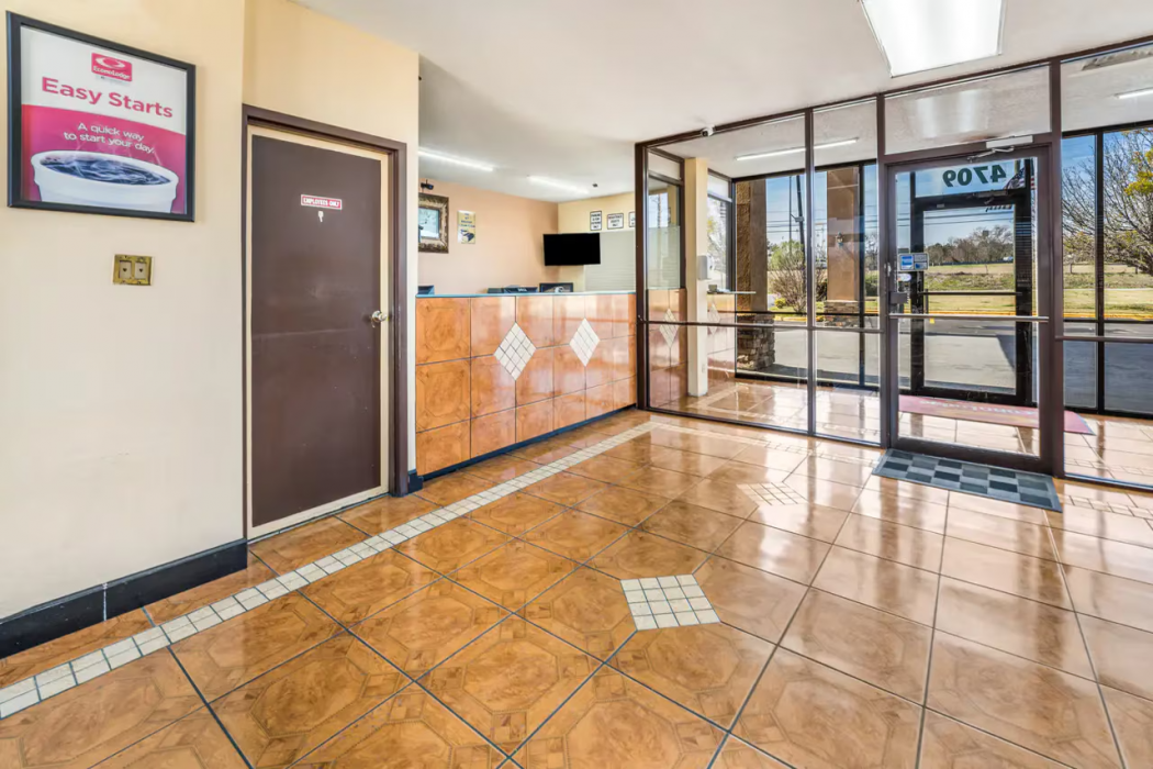 Econo Lodge Inn Suites Macon West 7/28