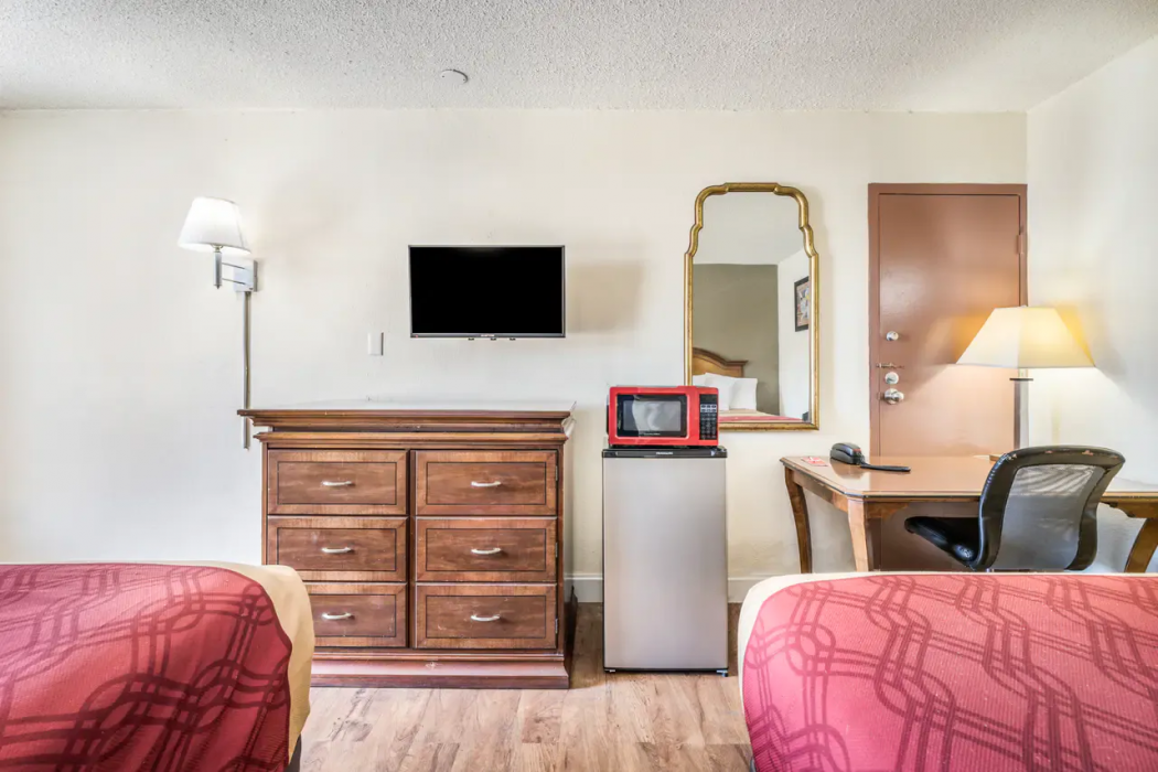 Econo Lodge Inn Suites Macon West 15/28