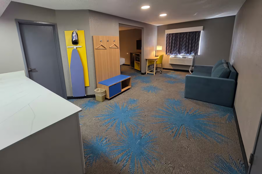 Days Inn by Wyndham Waukegan 13/17