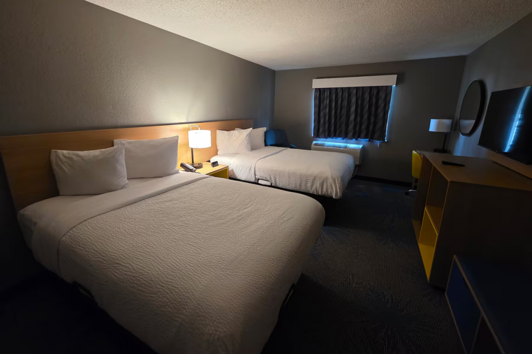 Days Inn by Wyndham Waukegan 10/17