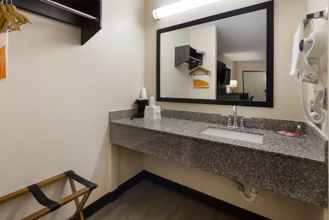 Econo Lodge Madison Airport 11/20