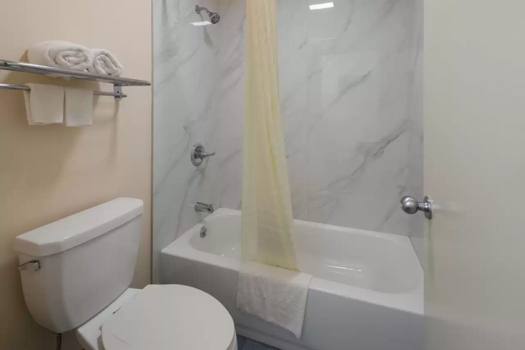 Econo Lodge Madison Airport 12/20