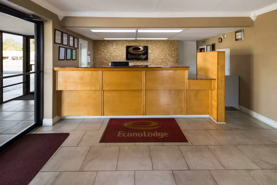 Econo Lodge Madison Airport 6/20