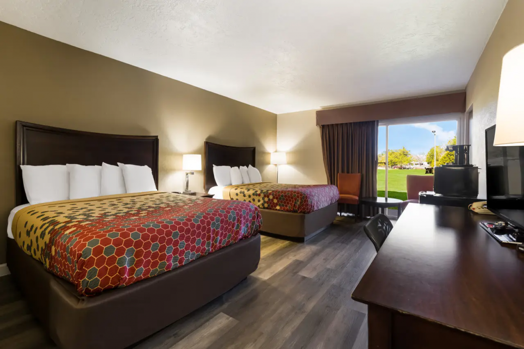Perry Inn & Suites National Fairground I 75 8/33