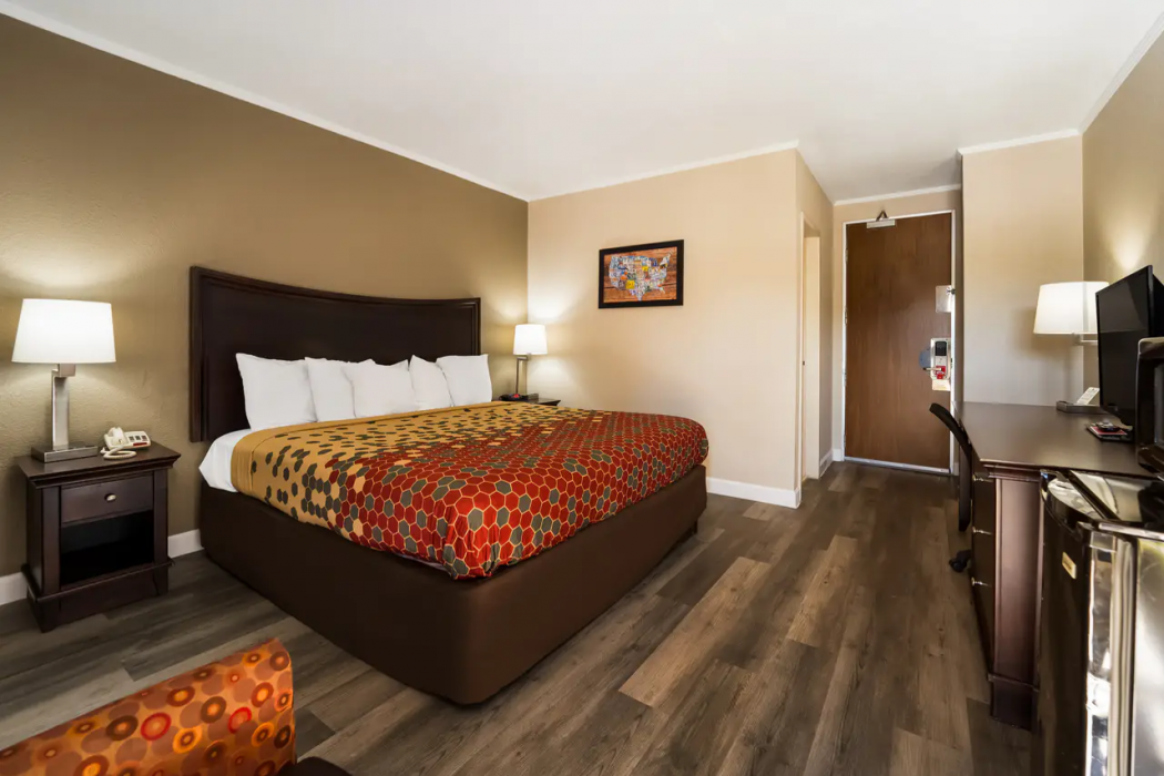 Perry Inn & Suites National Fairground I 75 6/33