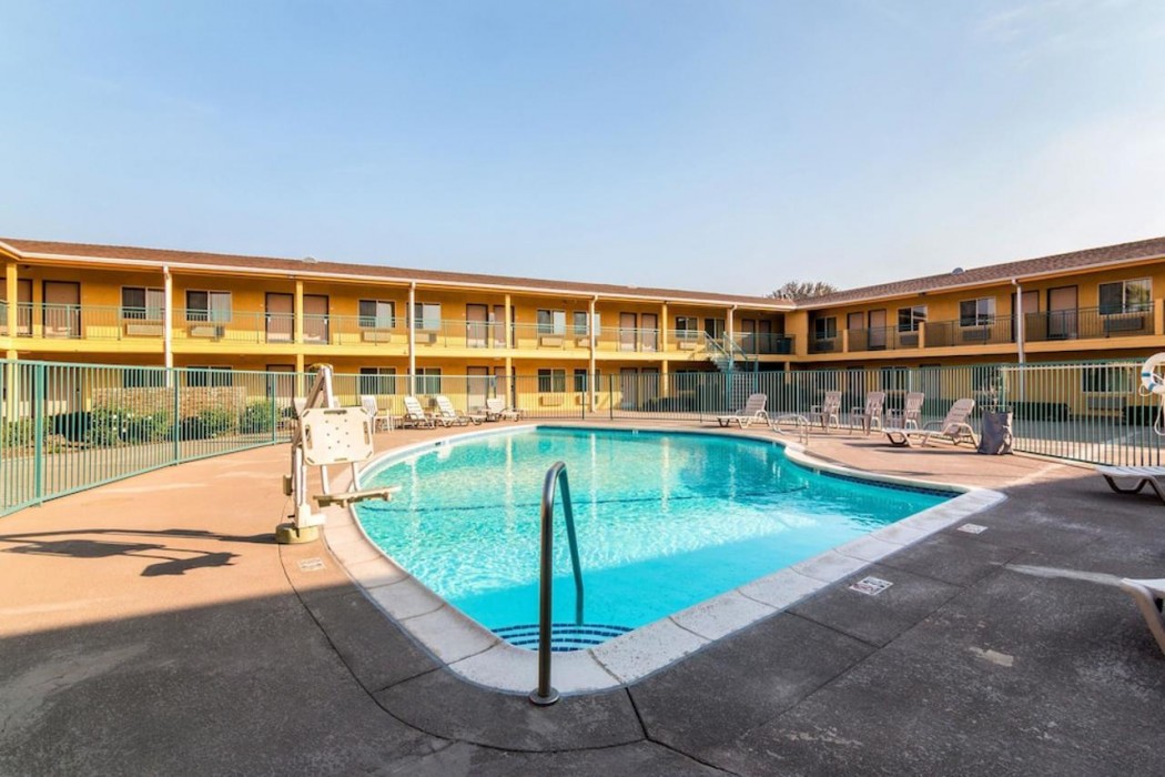 Quality Inn & Suites near Downtown Bakersfield 23/31
