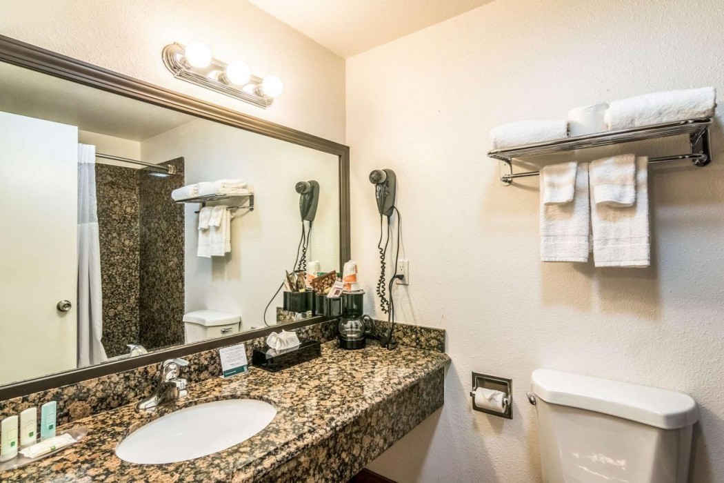 Quality Inn & Suites near Downtown Bakersfield 16/31