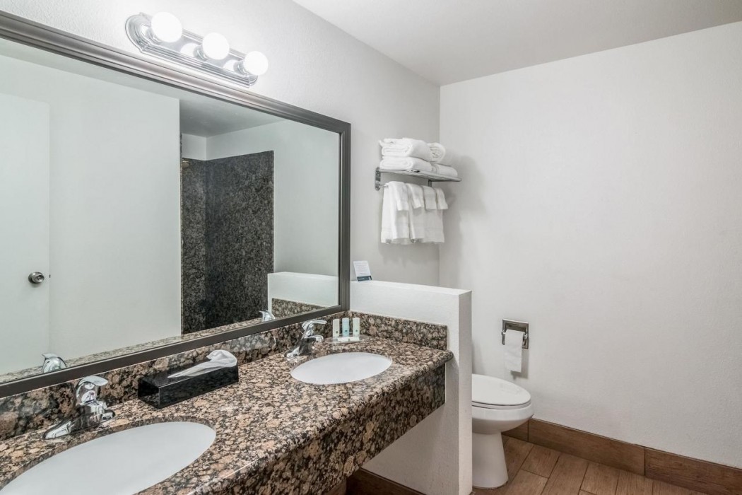 Quality Inn & Suites near Downtown Bakersfield 13/31