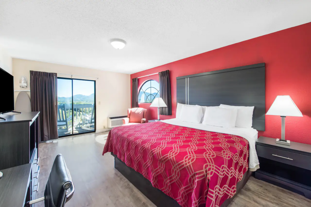 Econo Lodge Waynesville 13/21