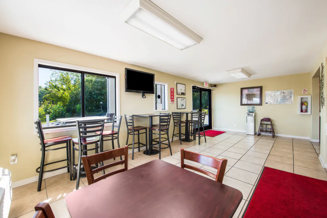 Econo Lodge Waynesville 17/21