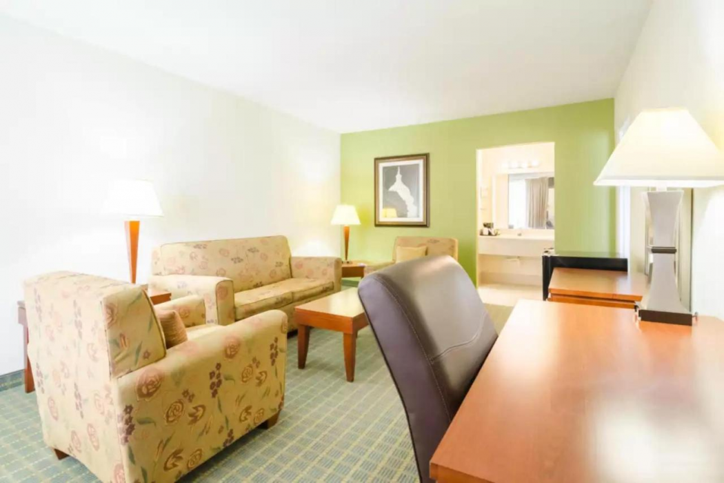 OYO hotel Greensboro east I 40 11/25