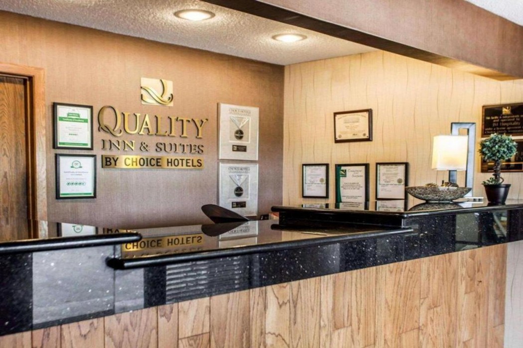 Quality Inn & Suites Davenport near I-80 7/24
