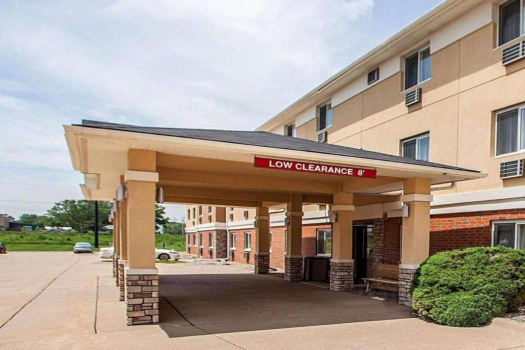 Quality Inn & Suites Davenport near I-80 3/24