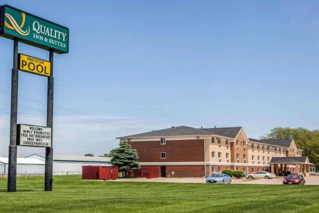 Quality Inn & Suites Davenport near I-80 1/24