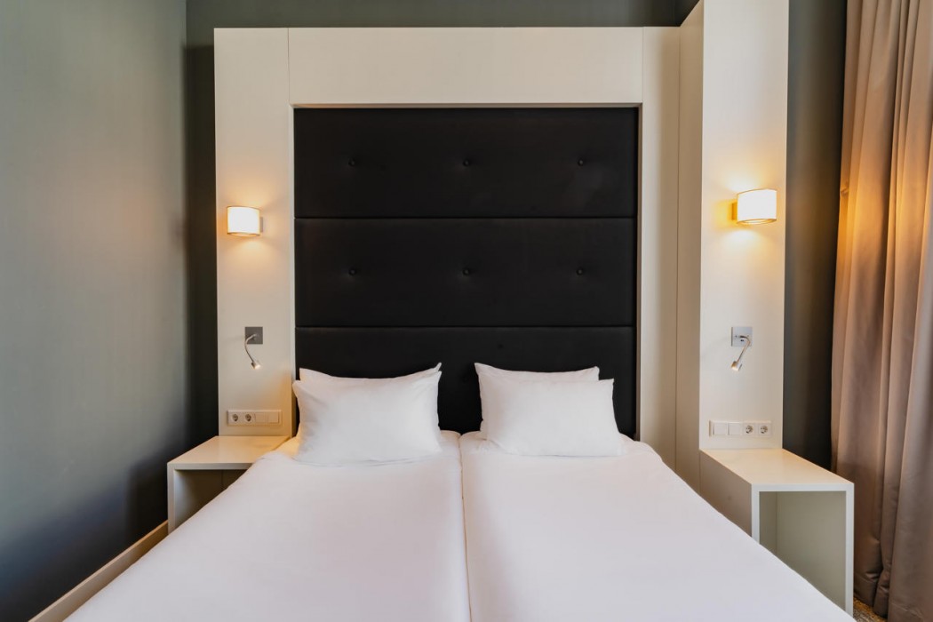 Hotel JL No76 11/64