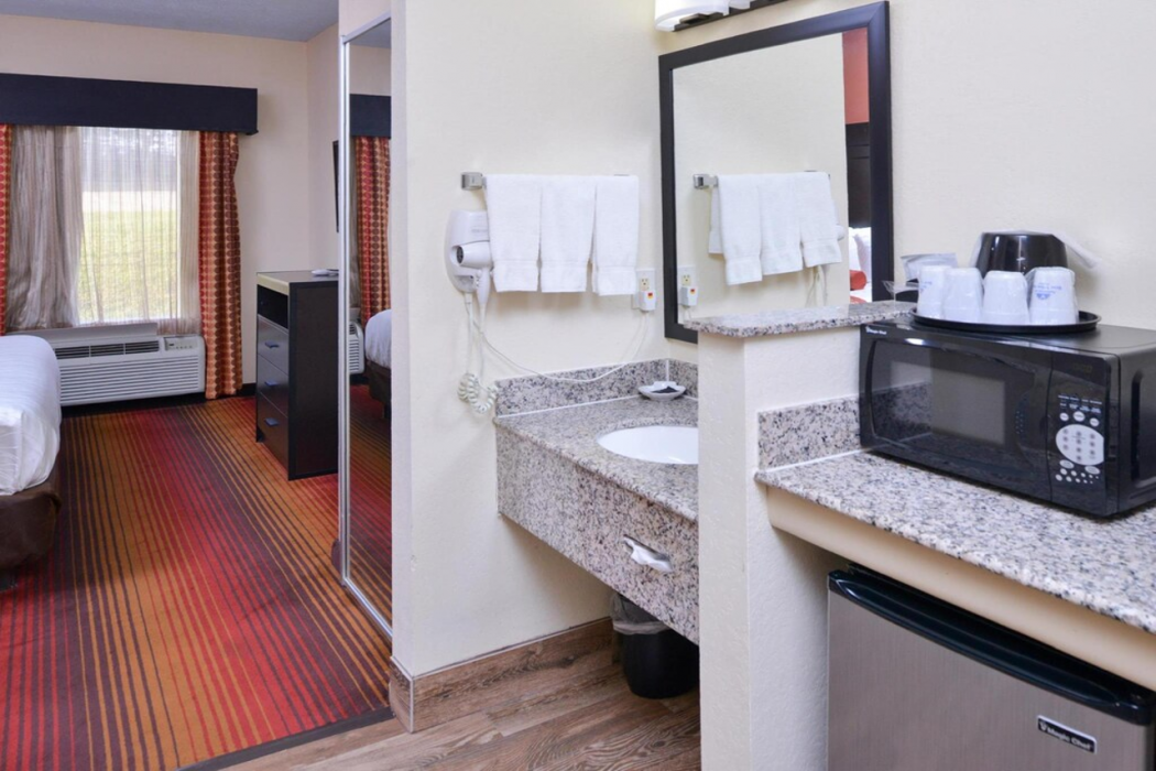 Red Roof Inn & Suites Clinton 11/37