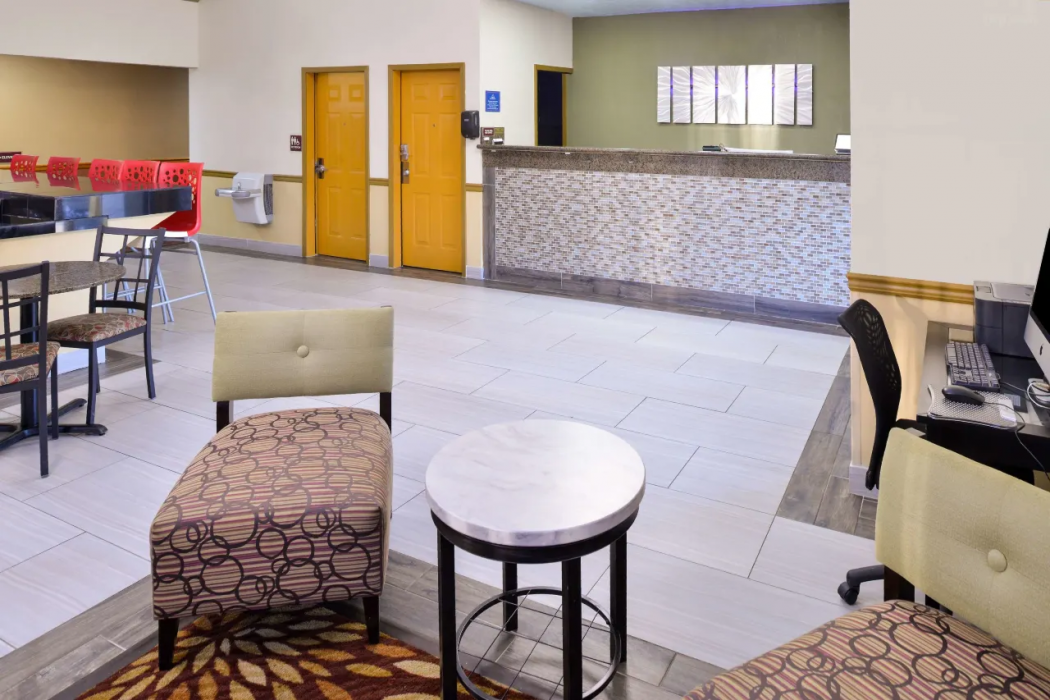Red Roof Inn & Suites Clinton 5/37