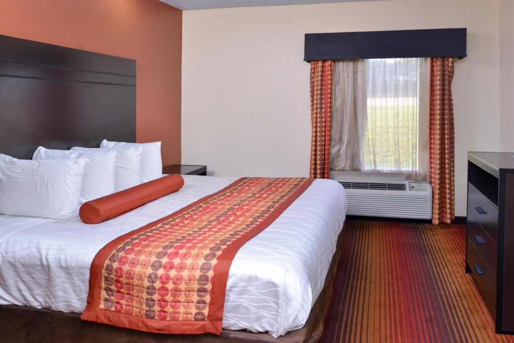 Red Roof Inn & Suites Clinton 10/37