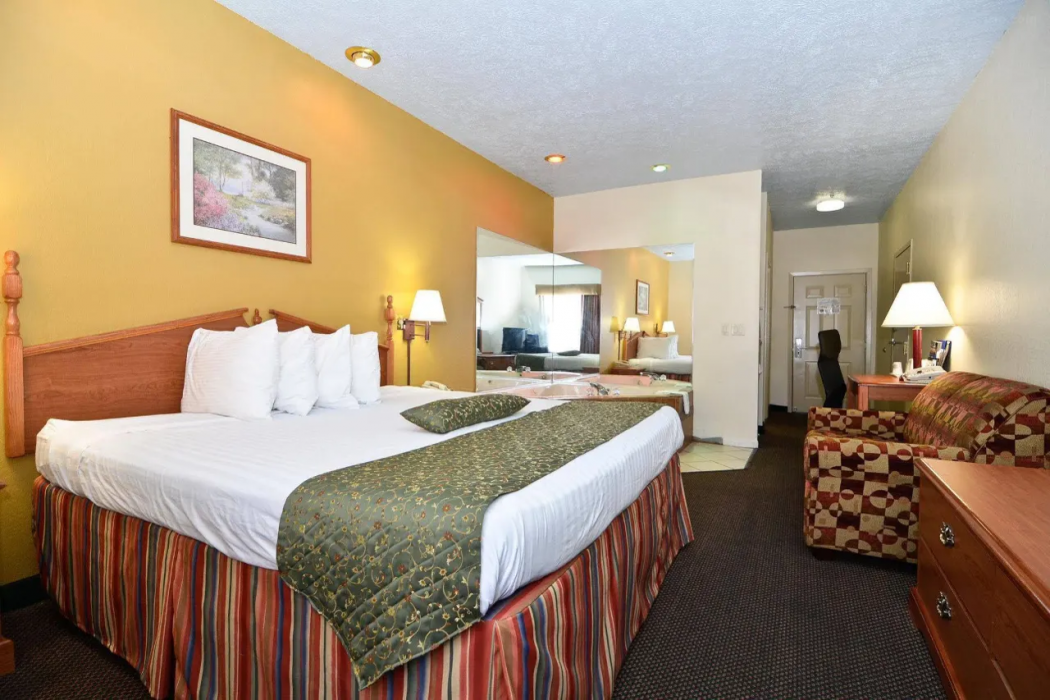Red Roof Inn & Suites Clinton 14/37